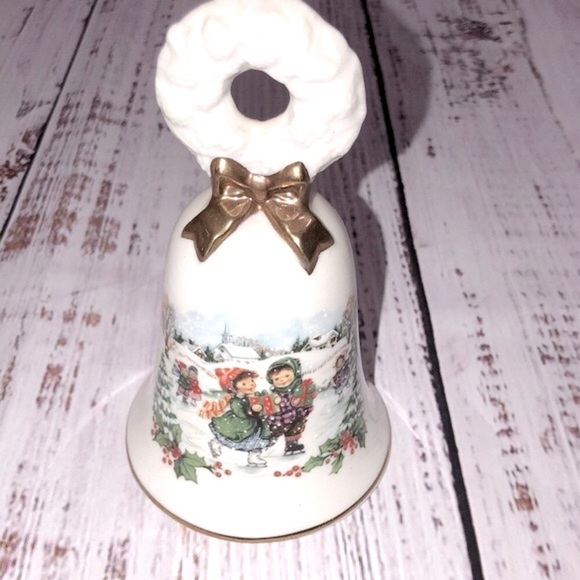AVON vintage 1986 Christmas Bell - Picture 2 of 5